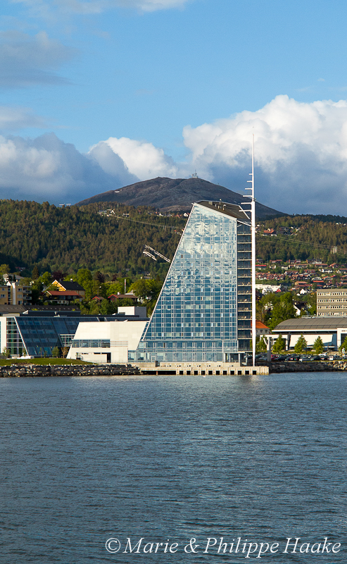 Molde 1830.jpg - Immeuble en forme de voile, à Molde (Norvège, juin 2012)